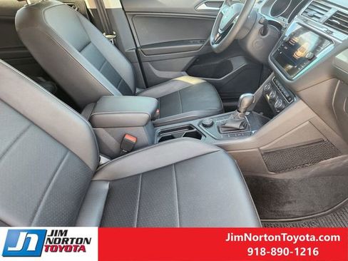 Used 2021 Volkswagen Tiguan SE image 16