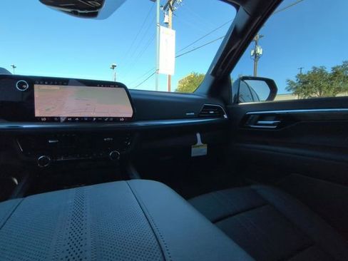 New 2025 Chevrolet Suburban High Country image 3