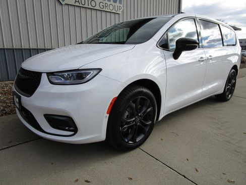 New 2026 Chrysler Pacifica Select image 1