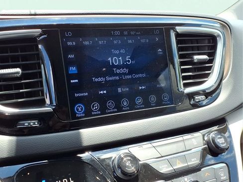 Used 2017 Chrysler Pacifica Touring-L Plus FWD image 7