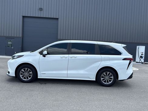 Used 2021 Toyota Sienna LE FWD image 6