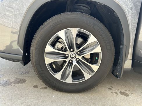 Certified 2024 Toyota Highlander XLE image 11