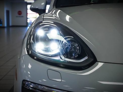 Used 2017 Porsche Cayenne Platinum Edition AWD/4WD image 27
