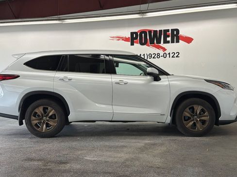 Used 2022 Toyota Highlander Bronze Edition AWD/4WD image 2