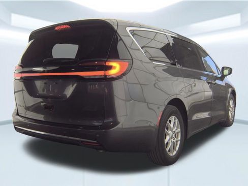 Used 2023 Chrysler Pacifica Touring-L image 2