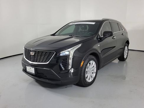 Used 2023 Cadillac XT4 Luxury w/ Cold Weather Package FWD image 2