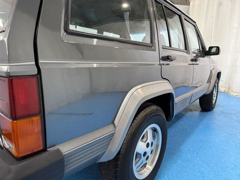 Used 1990 Jeep Cherokee Laredo RWD image 14