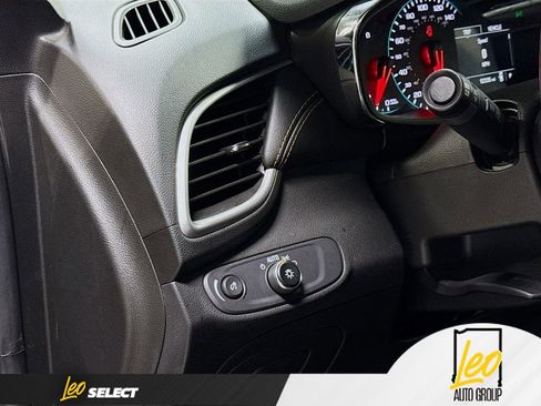 Used 2022 Chevrolet Trax LT w/ LT Convenience Package image 10