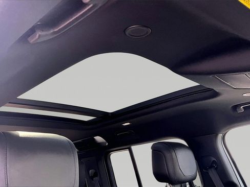 Certified 2023 Land Rover Defender 110 SE image 25