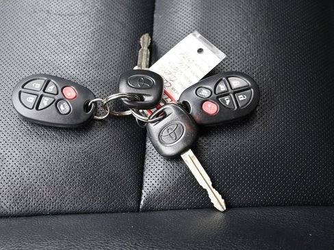 Used 2018 Toyota Sienna SE FWD image 28