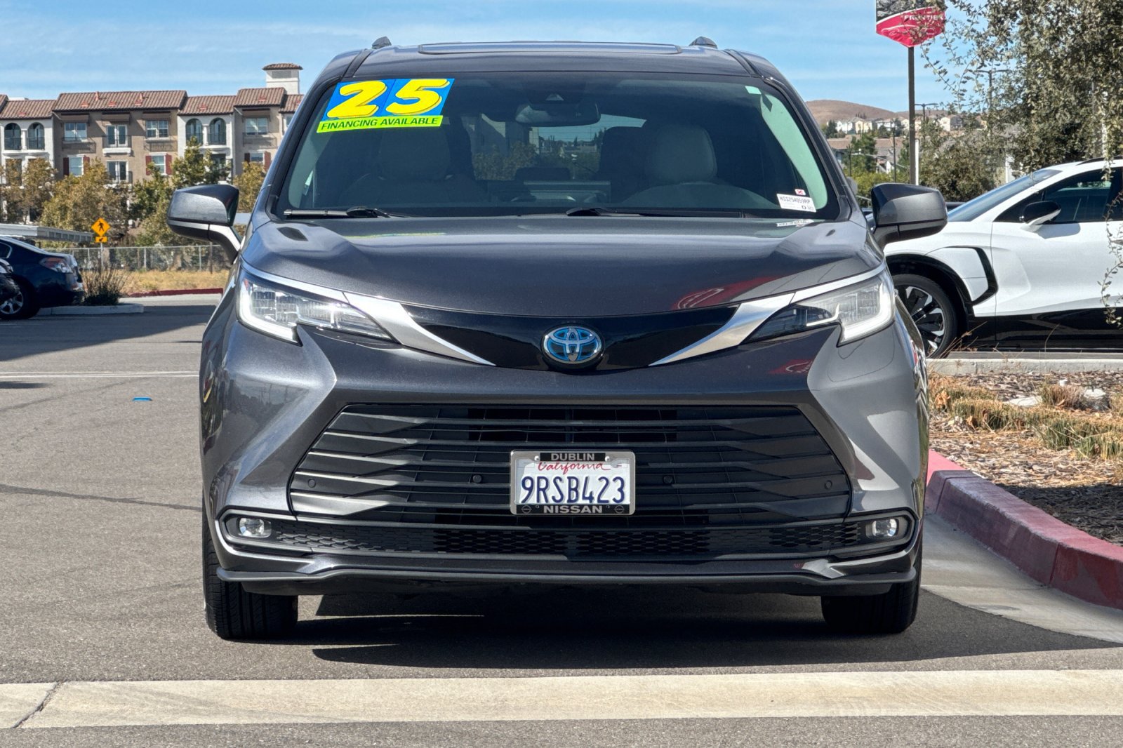 Used 2025 Toyota Sienna XLE FWD image 9