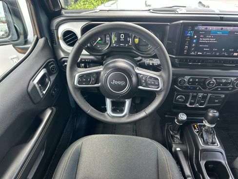 Used 2025 Jeep Wrangler Unlimited Sahara AWD/4WD image 13