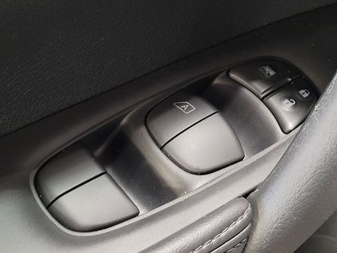 Used 2018 Nissan Rogue SL FWD image 27