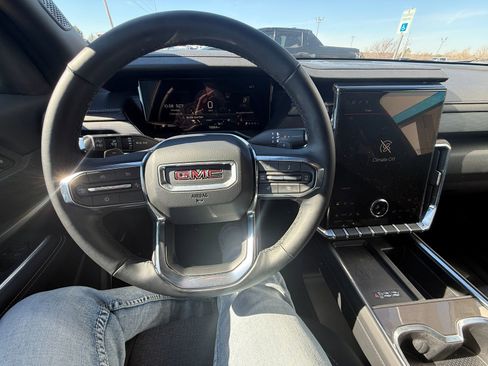 Used 2025 GMC Acadia Elevation image 11