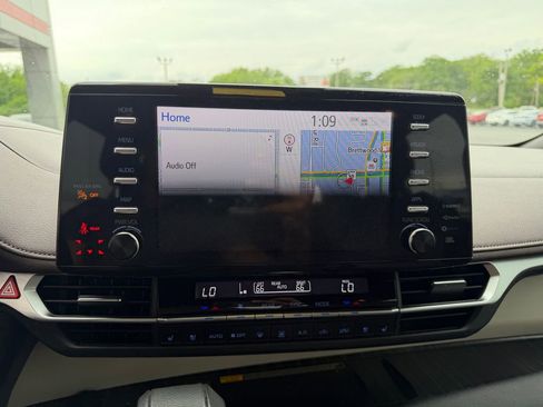 Used 2024 Toyota Sienna Platinum FWD image 17