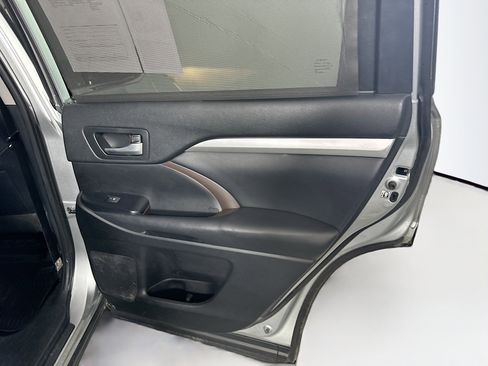 Used 2019 Toyota Highlander XLE image 33
