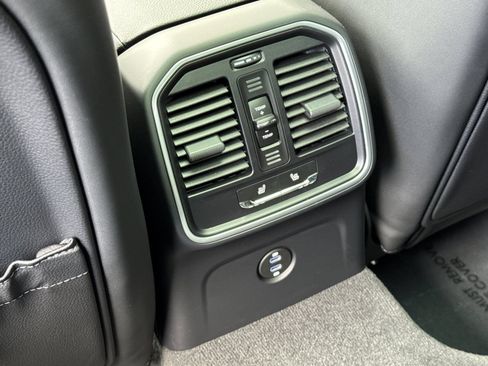 Certified 2026 Porsche Macan AWD/4WD image 15