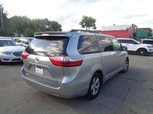 Used 2017 Toyota Sienna LE image 7