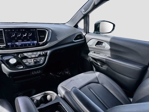 Used 2024 Chrysler Pacifica Limited FWD image 22
