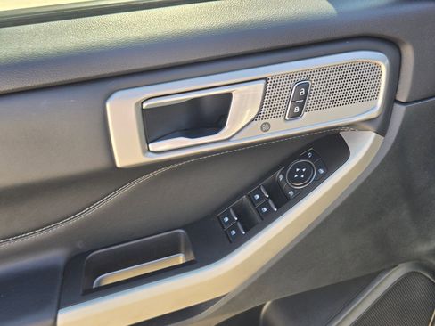 Used 2024 Ford Explorer Limited image 12
