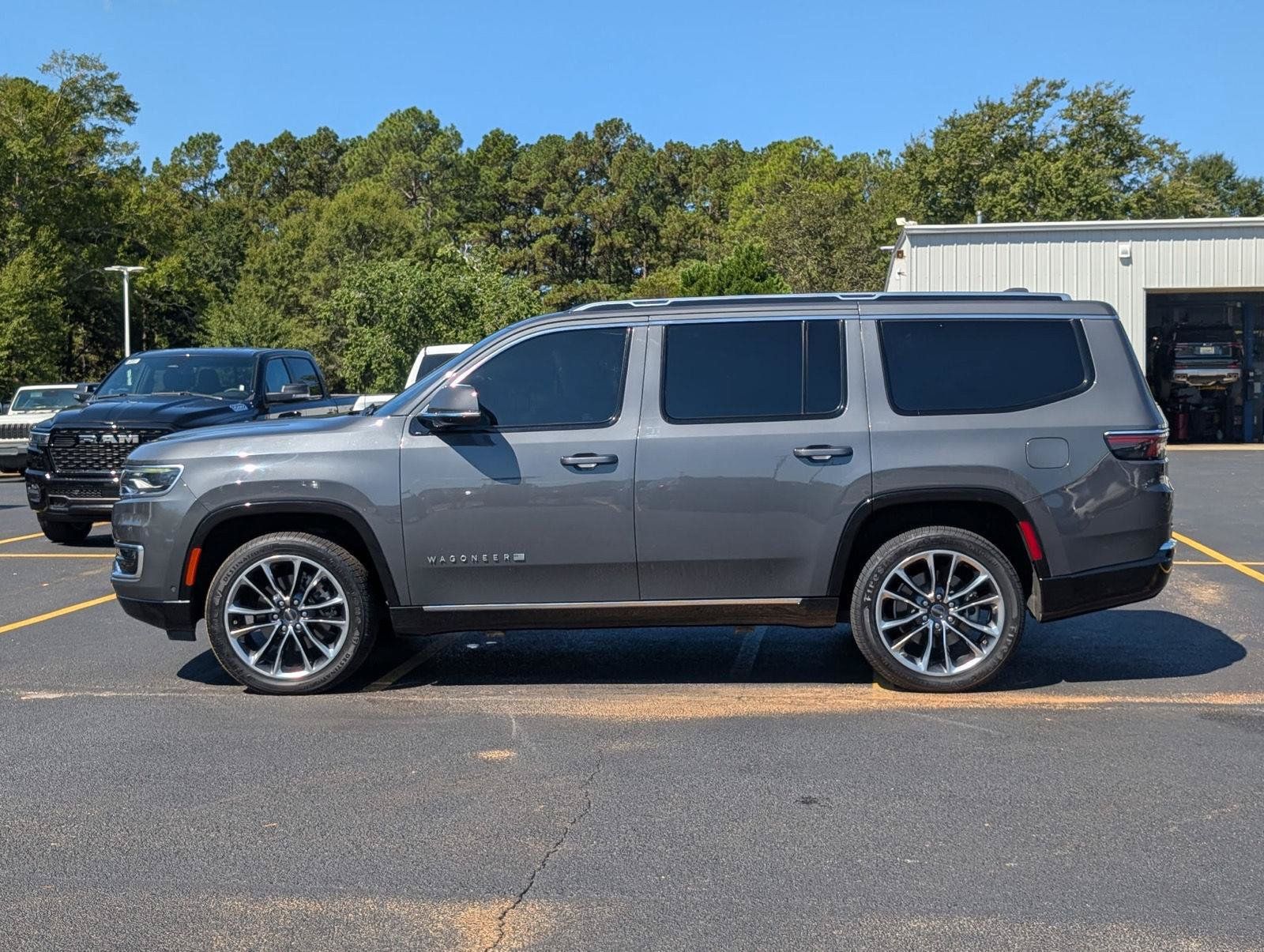 Used 2022 Jeep Wagoneer Series III w/ Premium Group I RWD image 2