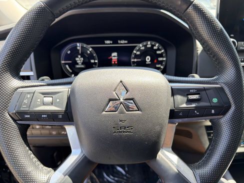 Used 2024 Mitsubishi Outlander 4WD Plug-In Hybrid image 18