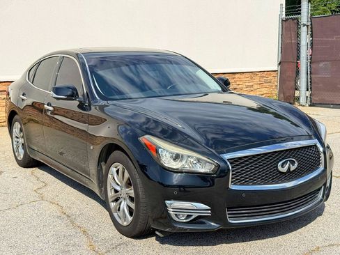 Used 2018 INFINITI Q70 Luxe RWD image 3