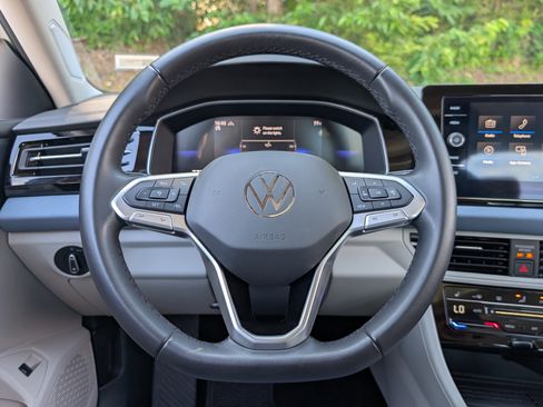 Used 2025 Volkswagen Jetta SE w/ Sunroof Package FWD image 24