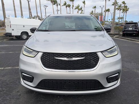 Used 2024 Chrysler Pacifica Touring-L image 9