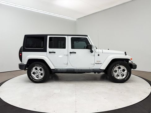Used 2015 Jeep Wrangler Unlimited Sahara w/ Connectivity Group AWD/4WD image 18