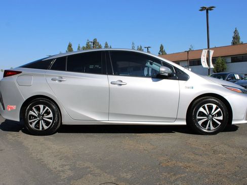 Used 2017 Toyota Prius Prime Premium w/ Preferred Accessory Package FWD image 38