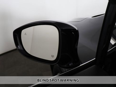 Used 2025 Chrysler Pacifica Select image 4