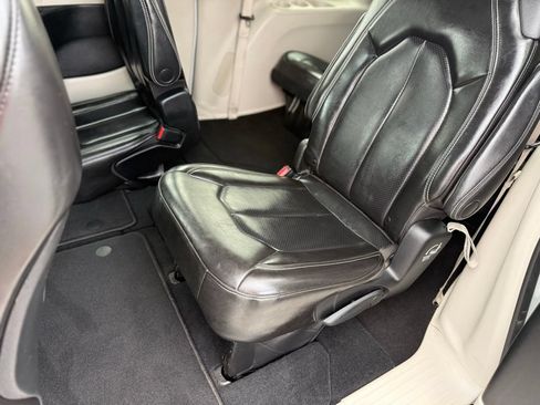 Used 2023 Chrysler Pacifica Touring-L AWD/4WD image 15