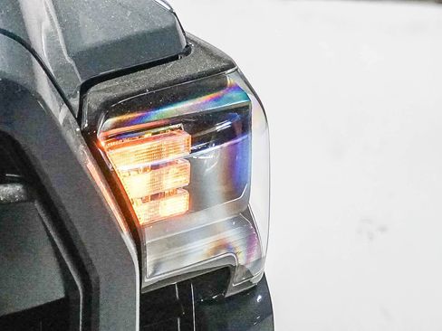 Certified 2025 Toyota Tacoma TRD Off-Road AWD/4WD image 5