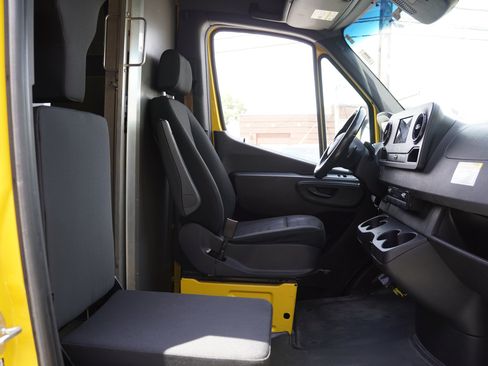 Used 2021 Mercedes-Benz Sprinter 2500 w/ Acoustic Package image 31