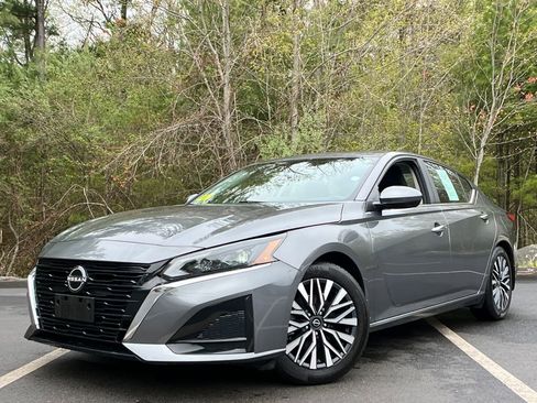 Used 2023 Nissan Altima 2.5 SV w/ SV Premium Package FWD image 1