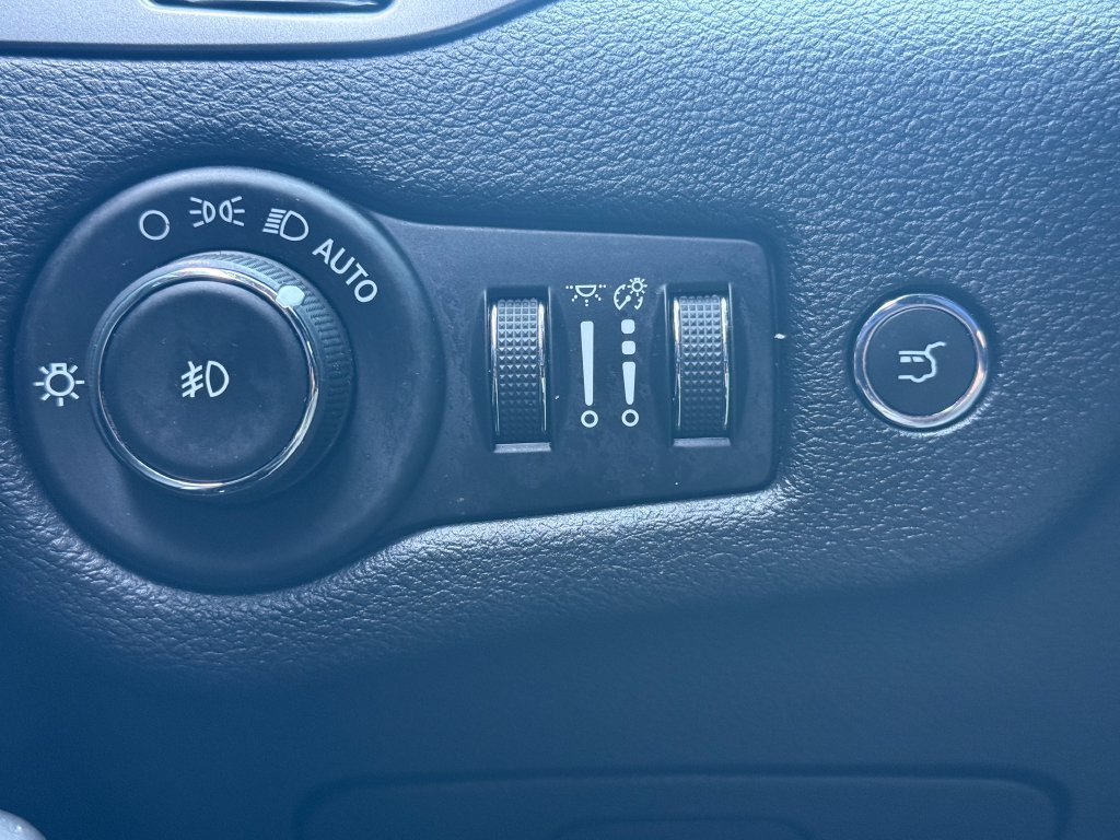 Used 2019 Jeep Cherokee Limited w/ Luxury Group AWD/4WD image 28