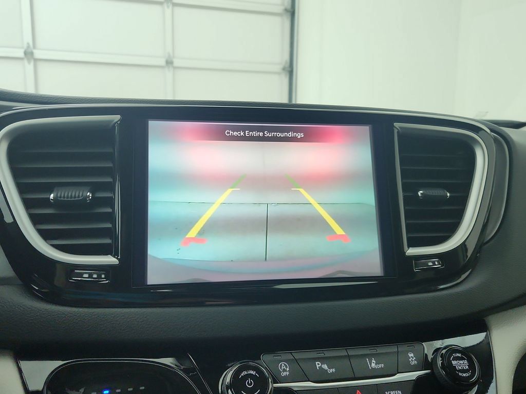 Certified 2024 Chrysler Pacifica Touring-L FWD image 28