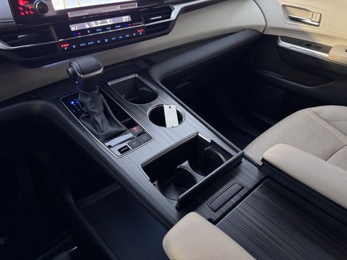 Used 2024 Toyota Sienna Limited image 33