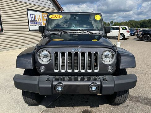 Used 2018 Jeep Wrangler Sahara w/ Connectivity Group AWD/4WD image 2