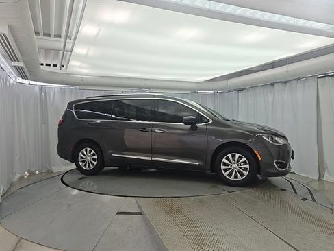 Used 2019 Chrysler Pacifica Touring-L FWD image 8