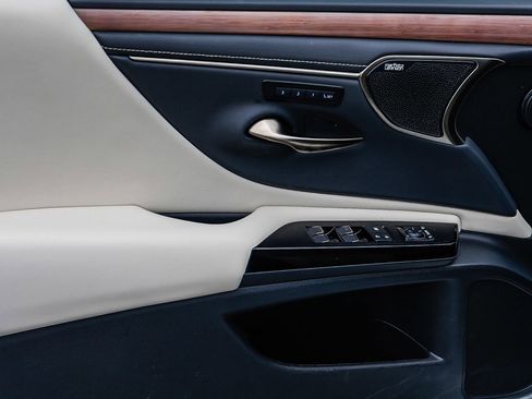 Used 2025 Lexus ES 300h w/ Accessory Package (Z2) FWD image 21