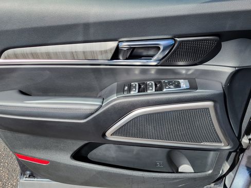 Used 2024 Kia Telluride EX w/ EX Captain's Chair Package image 7