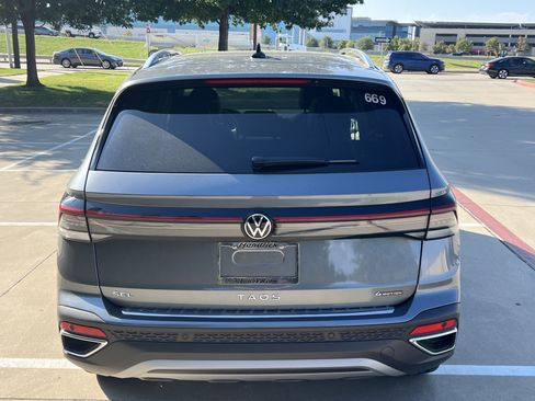 Certified 2025 Volkswagen Taos SEL image 9
