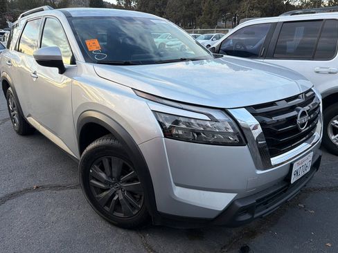 Used 2024 Nissan Pathfinder SV image 2