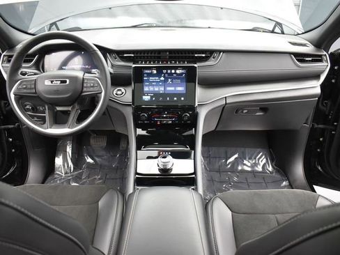 Used 2023 Jeep Grand Cherokee Altitude image 11