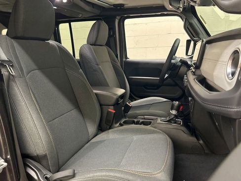 Used 2025 Jeep Wrangler Unlimited Sahara AWD/4WD image 18