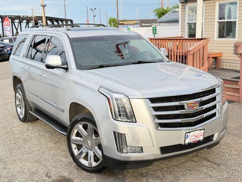 Used 2017 Cadillac Escalade Luxury AWD/4WD image 2