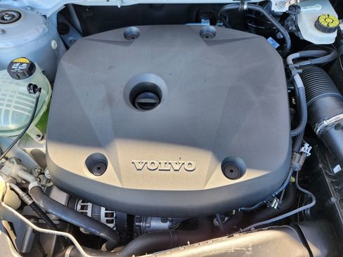 Used 2022 Volvo XC40 T5 R-Design w/ Advanced Package image 19