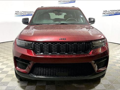 Used 2025 Jeep Grand Cherokee Altitude AWD/4WD image 2